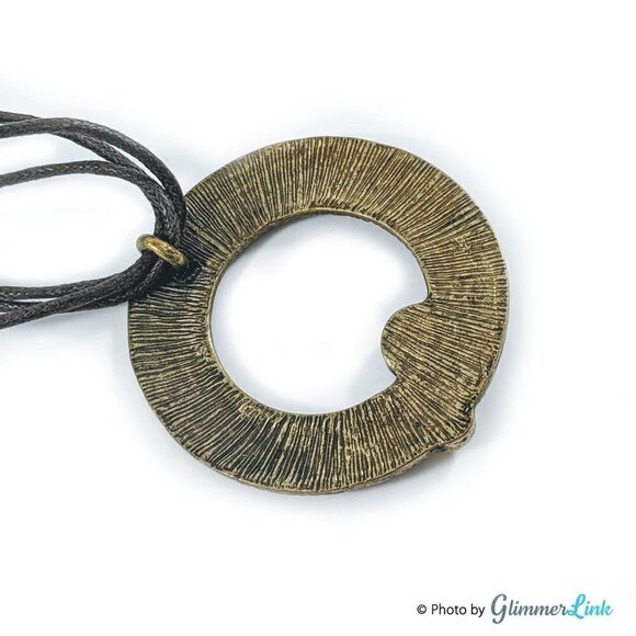 Boho Textured Open Circle Pendant Necklace - Picture 10 of 11